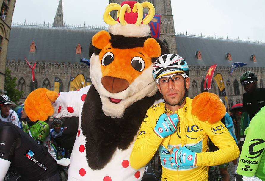 Tour de France. Vincenzo Nibali posa con la mascotte prima della partenza a Ypres in Belgio (Getty Images)